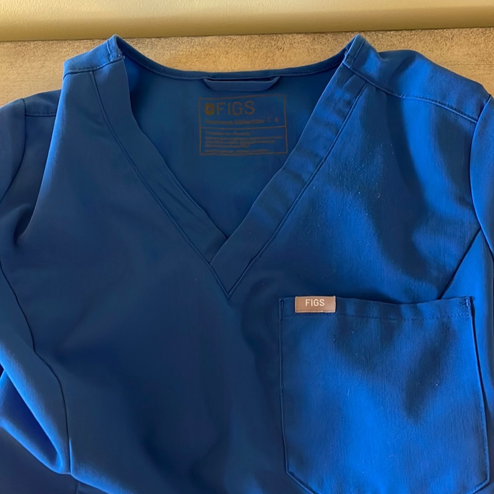 Figs one pocket scrub top. SLIM FIT. Royal Blue. Sz Small